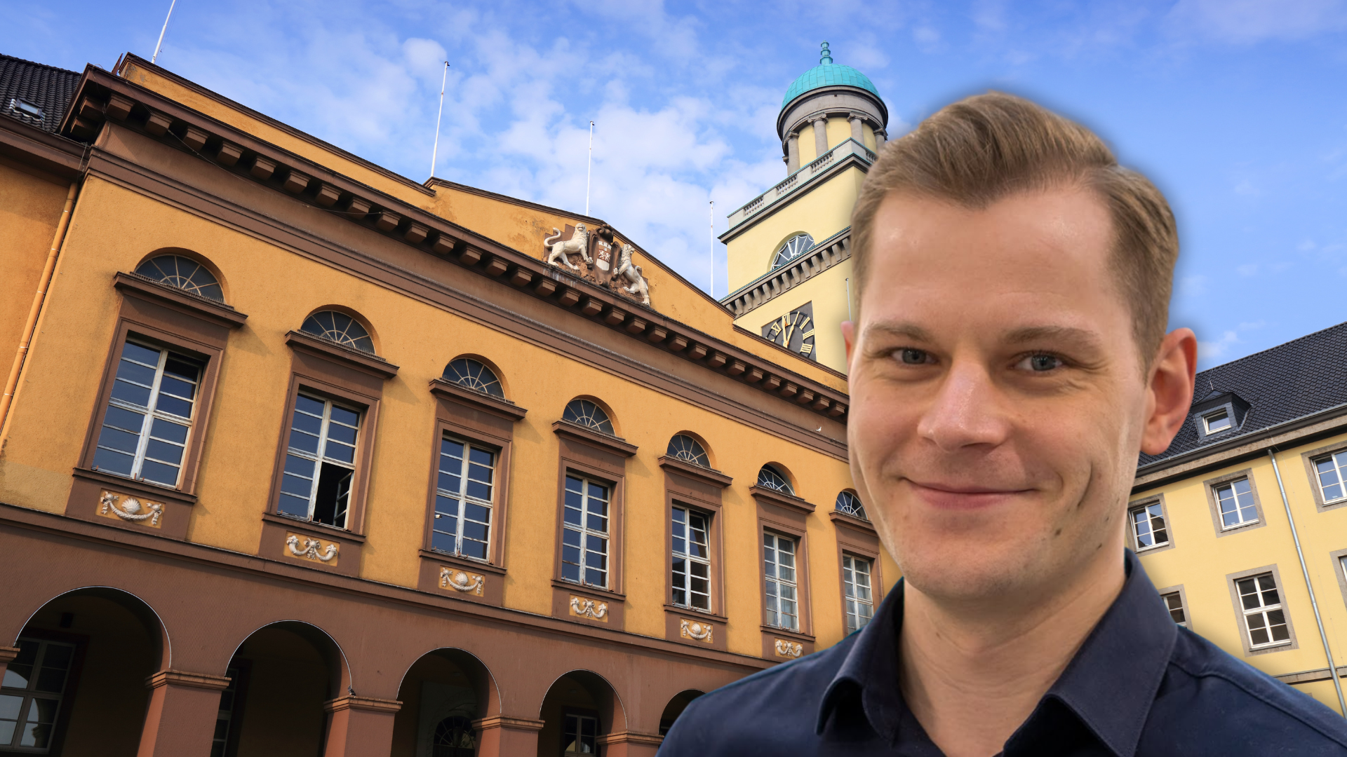 Daniel Beuing vor dem Wittener Rathaus mit grüner Kuppel – SEO-Beratung in Witten